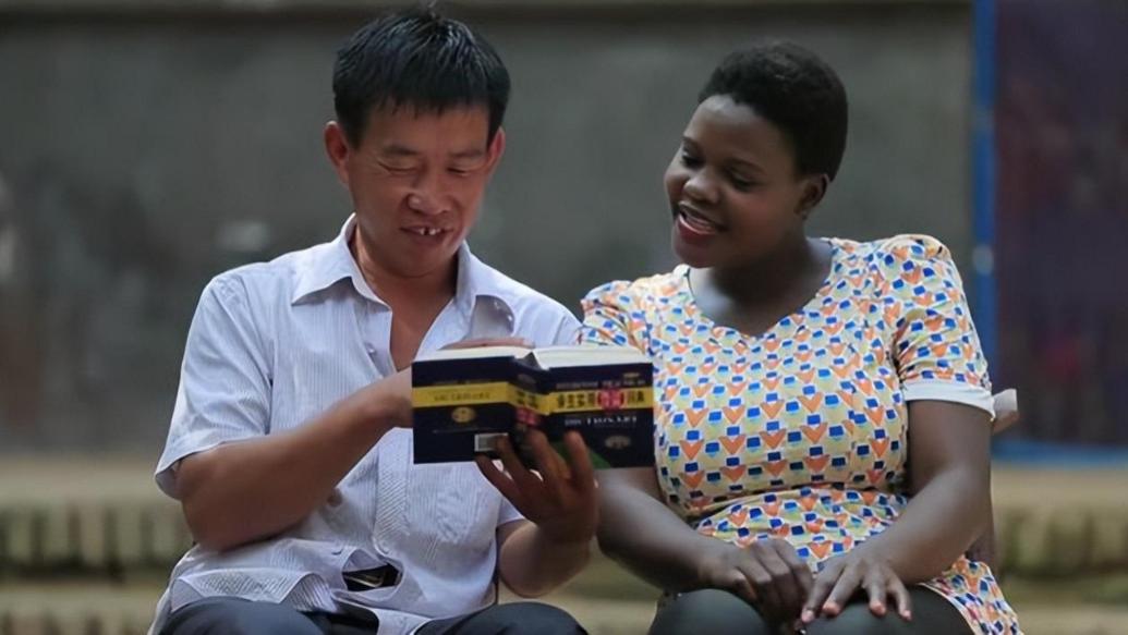 2017年，47岁的河南大叔对18岁的非洲女孩说：跟我回家做我老婆吧