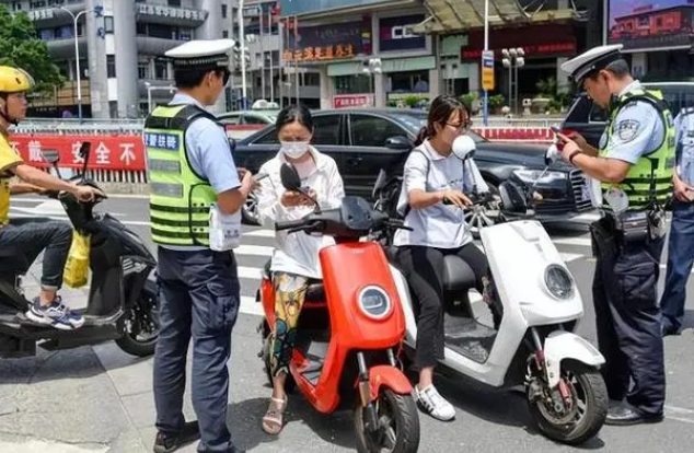 陈海仪再提电动车改革建议！
以前我觉得电动车改革建议就跟闹着玩一样，一直没放在心
