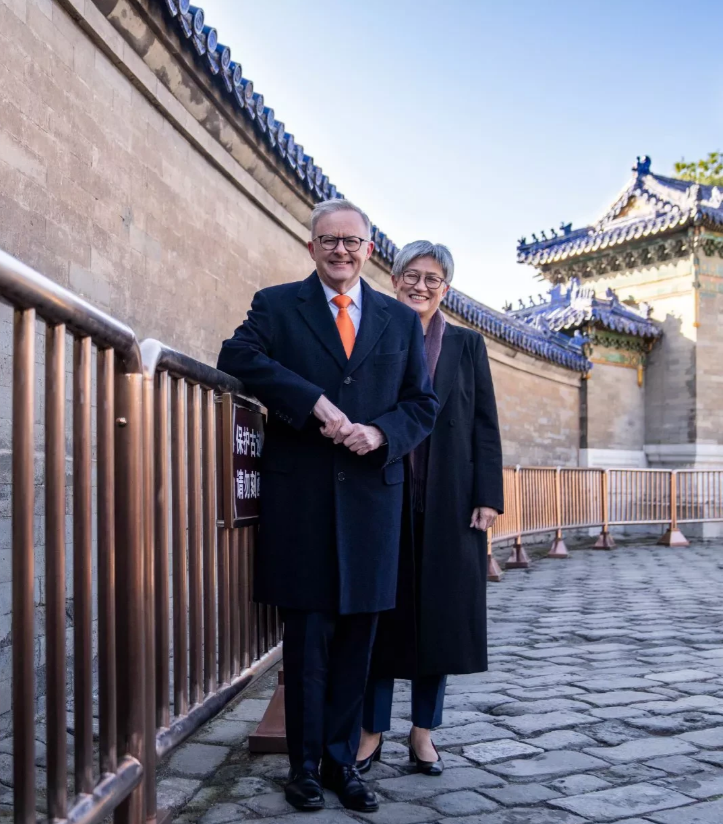 饶有兴致！澳大利亚总理阿尔巴尼斯和外长黄英贤同游天坛。值得一提的是，故宫和长城，