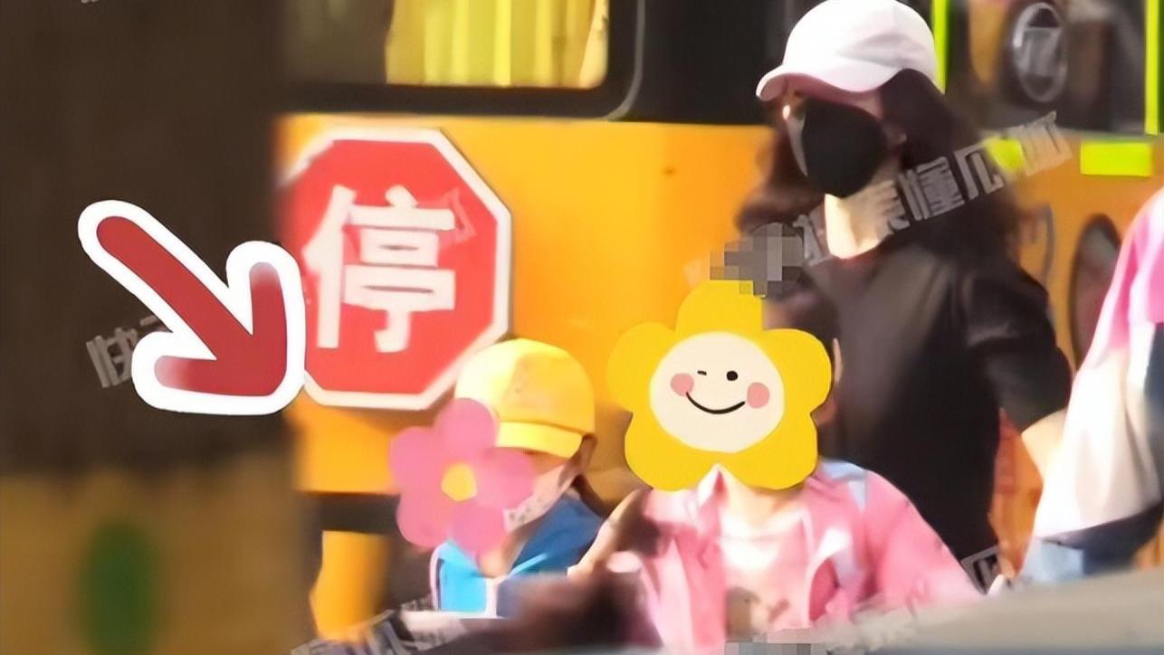 章子怡接娃放学，7岁醒宝暴风长高长相似爸，读北京公立学校