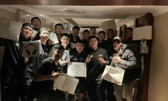 直播吧12月25日讯 在昨日CBA常规赛，广州129-122战胜吉林。

赛后，