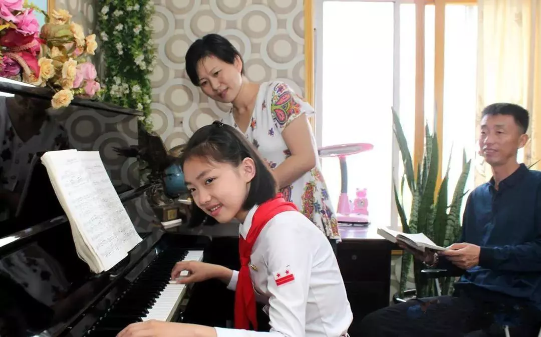 这是朝鲜富裕家庭，一家三口，其乐融融……