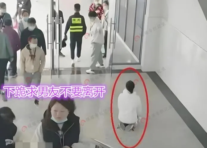 女大学生下跪求男友不分手，男友回应：去找你男闺蜜谈恋爱吧！
某大学校园内，一位女