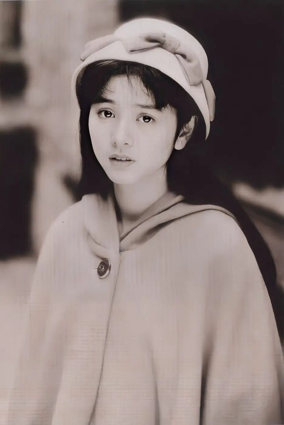 叶蕴仪，外型甜美，被誉为香港演艺圈的“可爱教主”，知名玉女明星。

13岁被挖掘