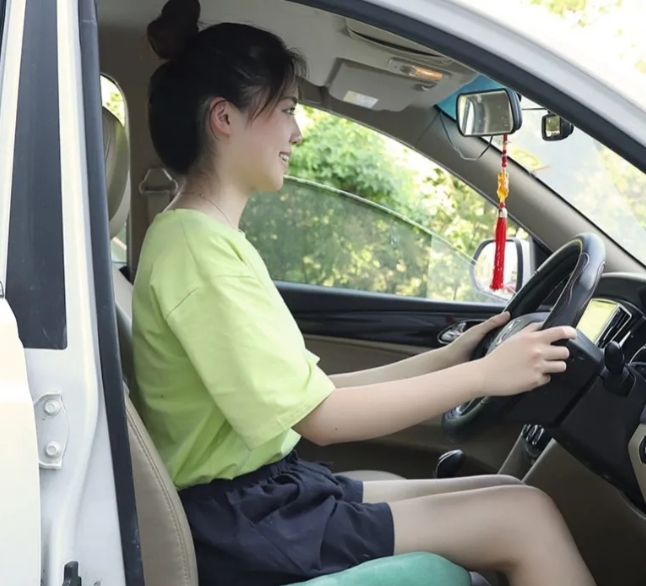 不知道你们有没有发现？去驾校学车的女人，只要你长得挺漂亮，不管你是女生还是已婚少