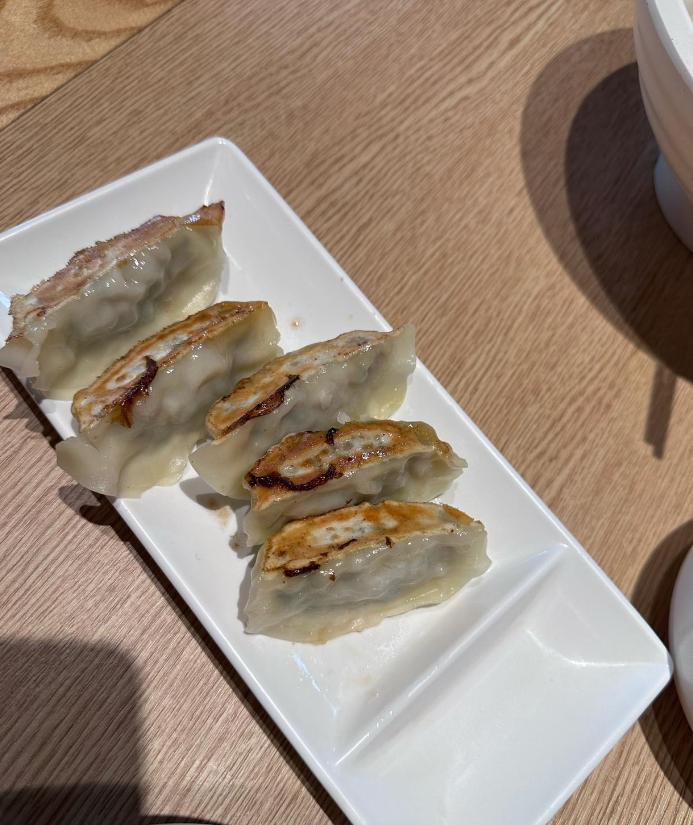 在大兴机场简单吃顿饭，拉面吃完了煎饺还没上桌，让服务员退了煎饺的钱，收拾好行李刚