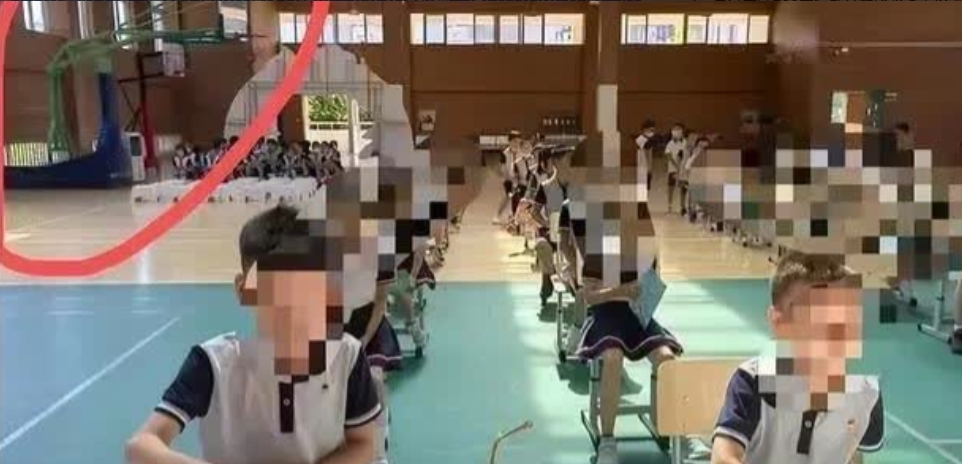 体育馆坍塌事故场馆2018年7月竣工，使用五年倒塌。县长视察时认为安全无问题，实