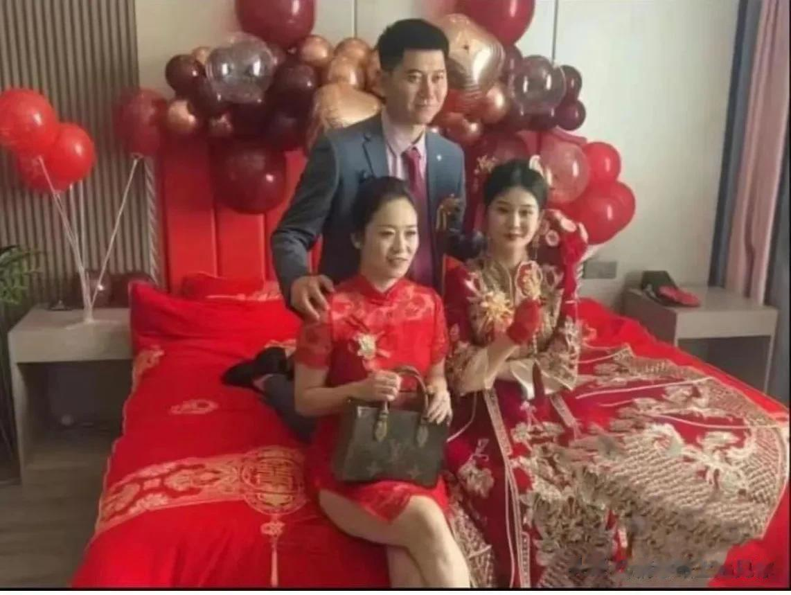 幸福的男人，新郎四十岁，新娘二十岁，丈母娘四十二岁。