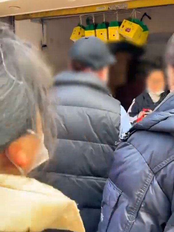 受不了，不买就别摸了，第一不卫生，第二草莓娇贵，很容易碰坏，烂了就没人要了，影响