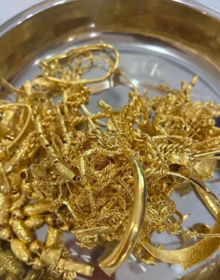 #男孩偷卖家中31斤金条变现565万#
养出这种败家子也是糟心。
不过父母如果连