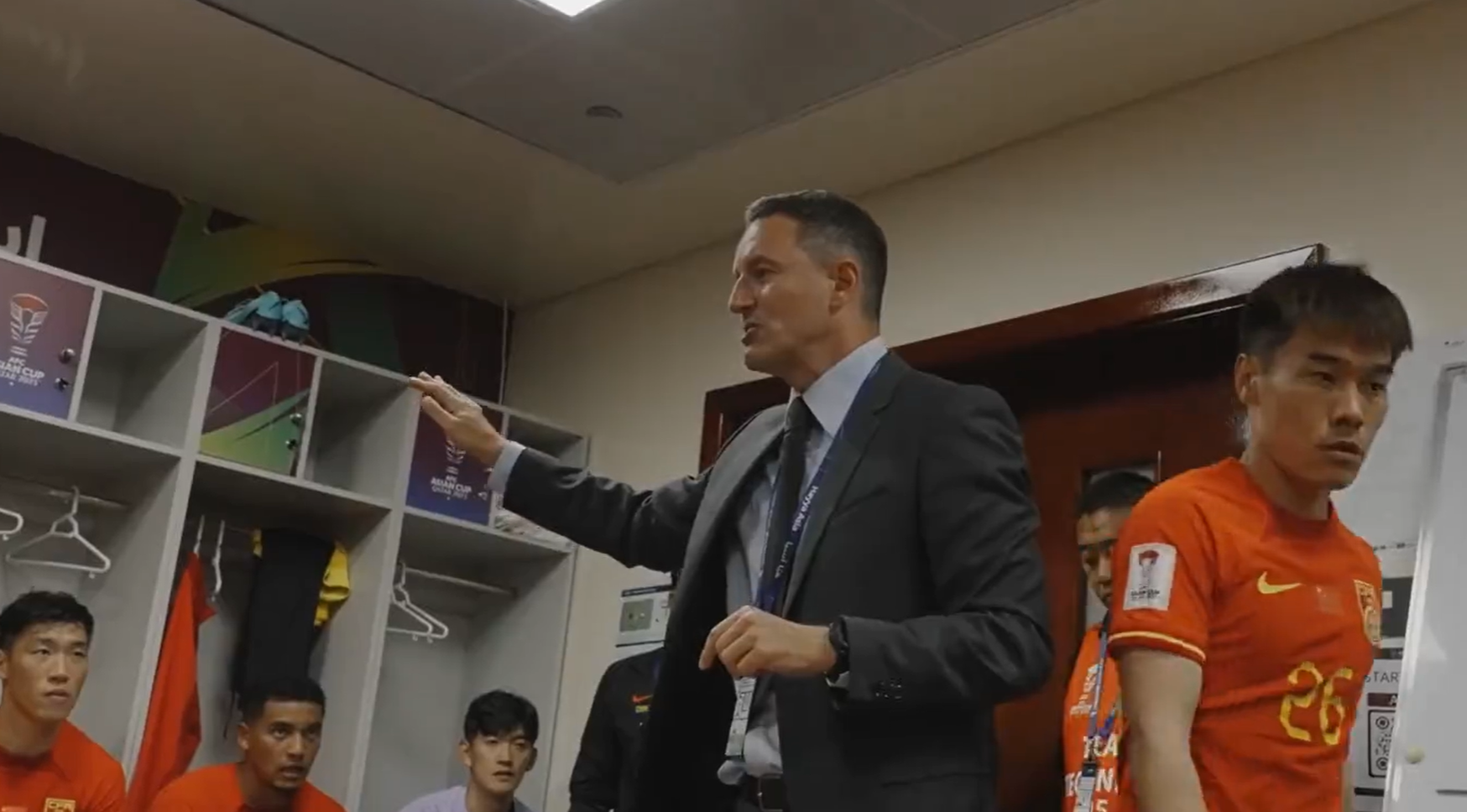 扬科维奇激情演讲！国足首战0-0，赛后主帅更衣室动员：全力以赴
国足在亚洲杯首战