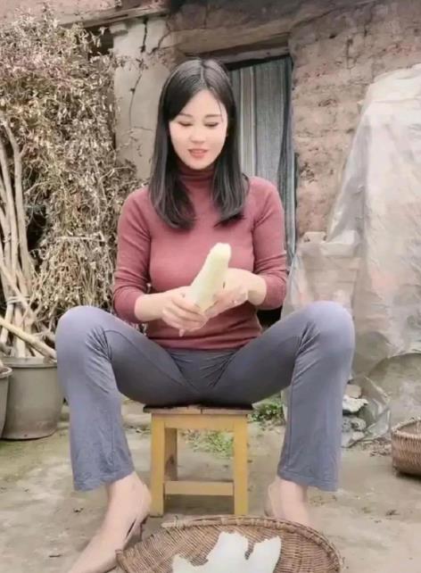 这张照片拍摄时间是2008年，四川省乐山市犍为县一户人家院里，照片中的大姐颜值非