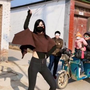 邻居给介绍的女孩，听说是舞蹈老师