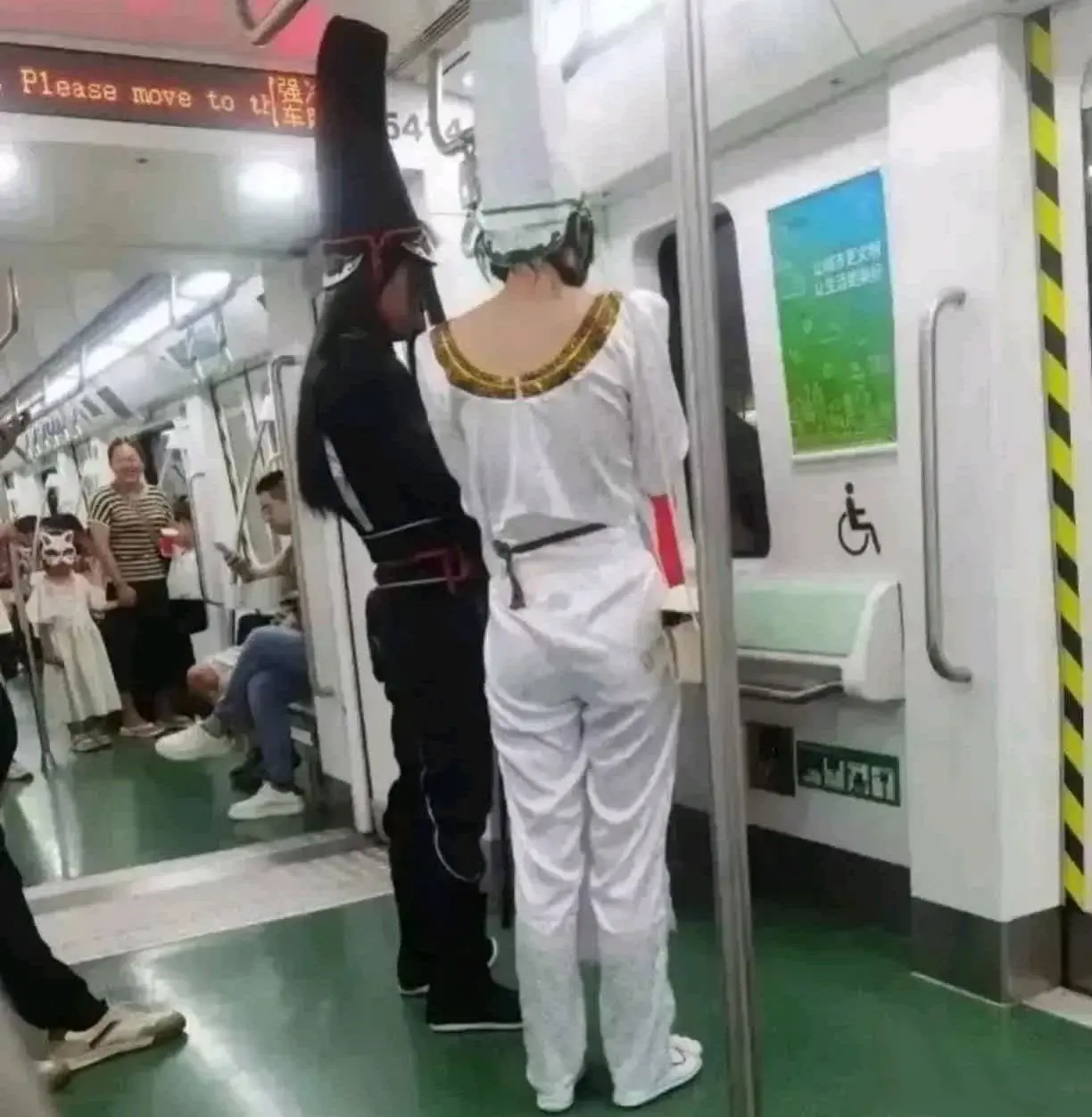 下班地铁上碰到了这二位……