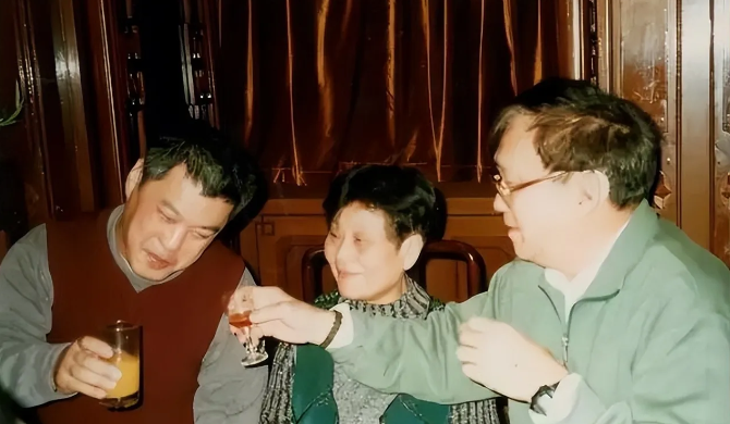 著名导演谢晋悲惨的一家，一家人令人叹惜！
二儿子谢建庆: 1991年病逝，享年3