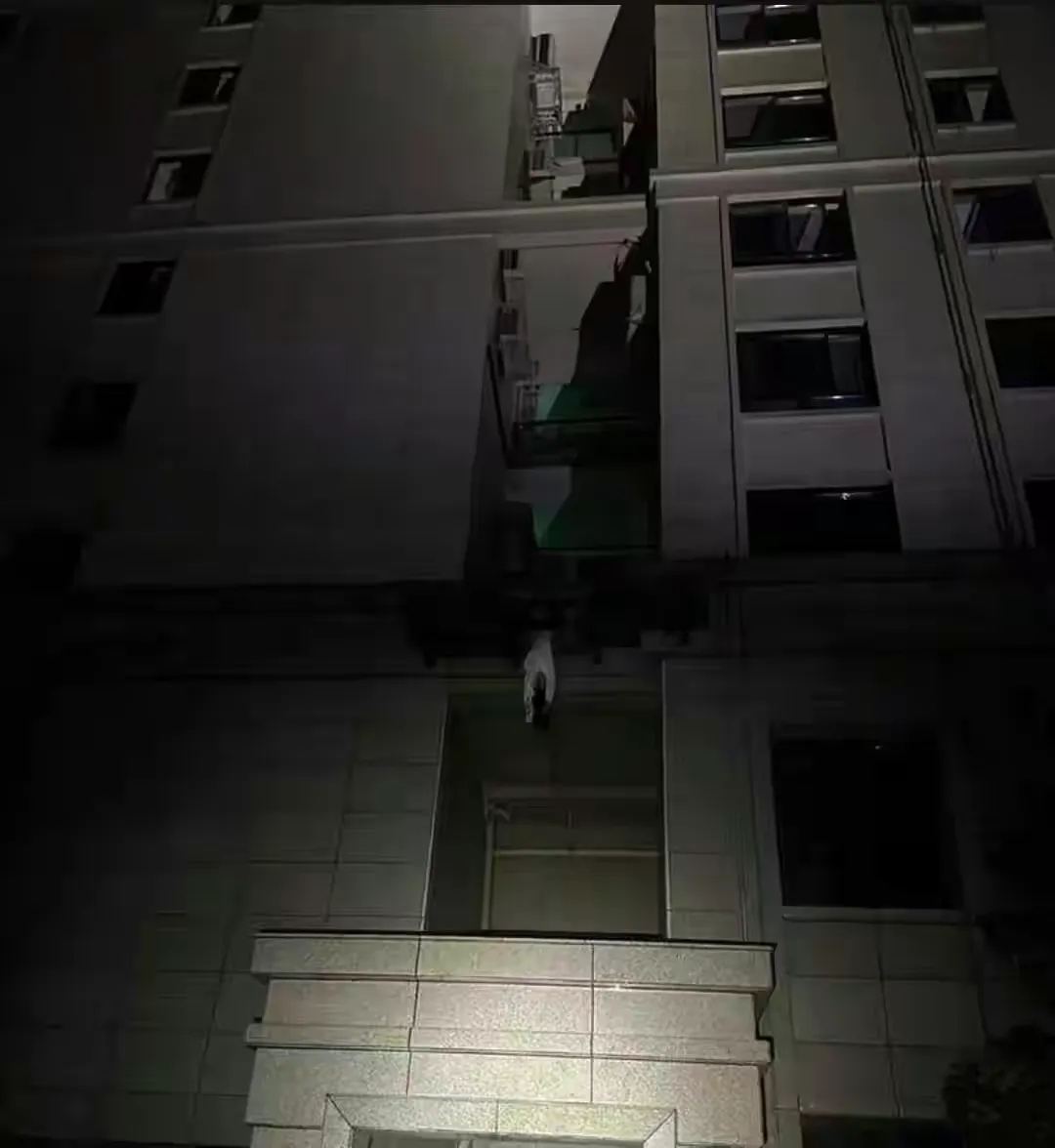 居然是一位初三女孩，太恐怖了，简直不能理解，为了爱情却失去了自己的生命。

这岂