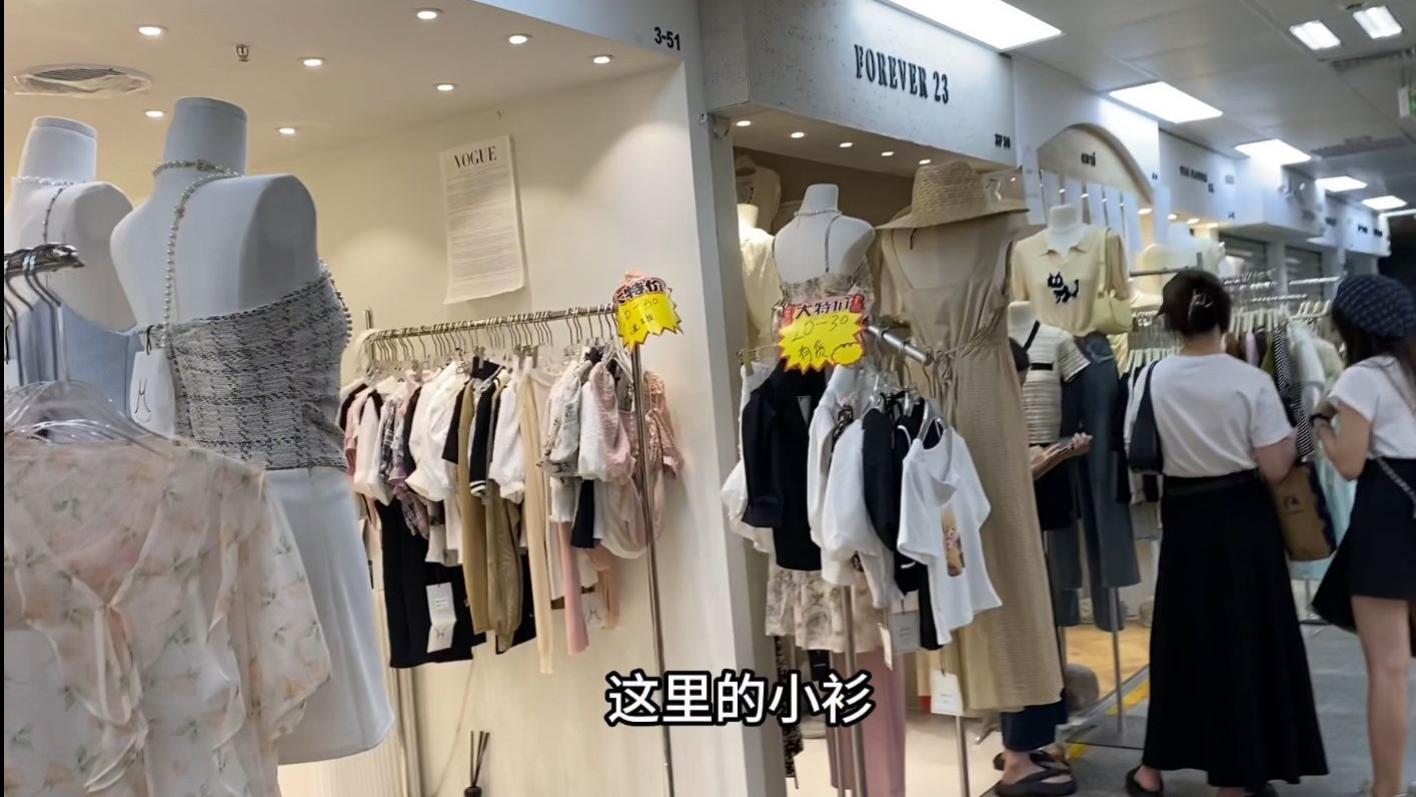 广州服装批发市场夏款清仓接近尾声，有的档口都已上新长袖秋装#美好生活进行时