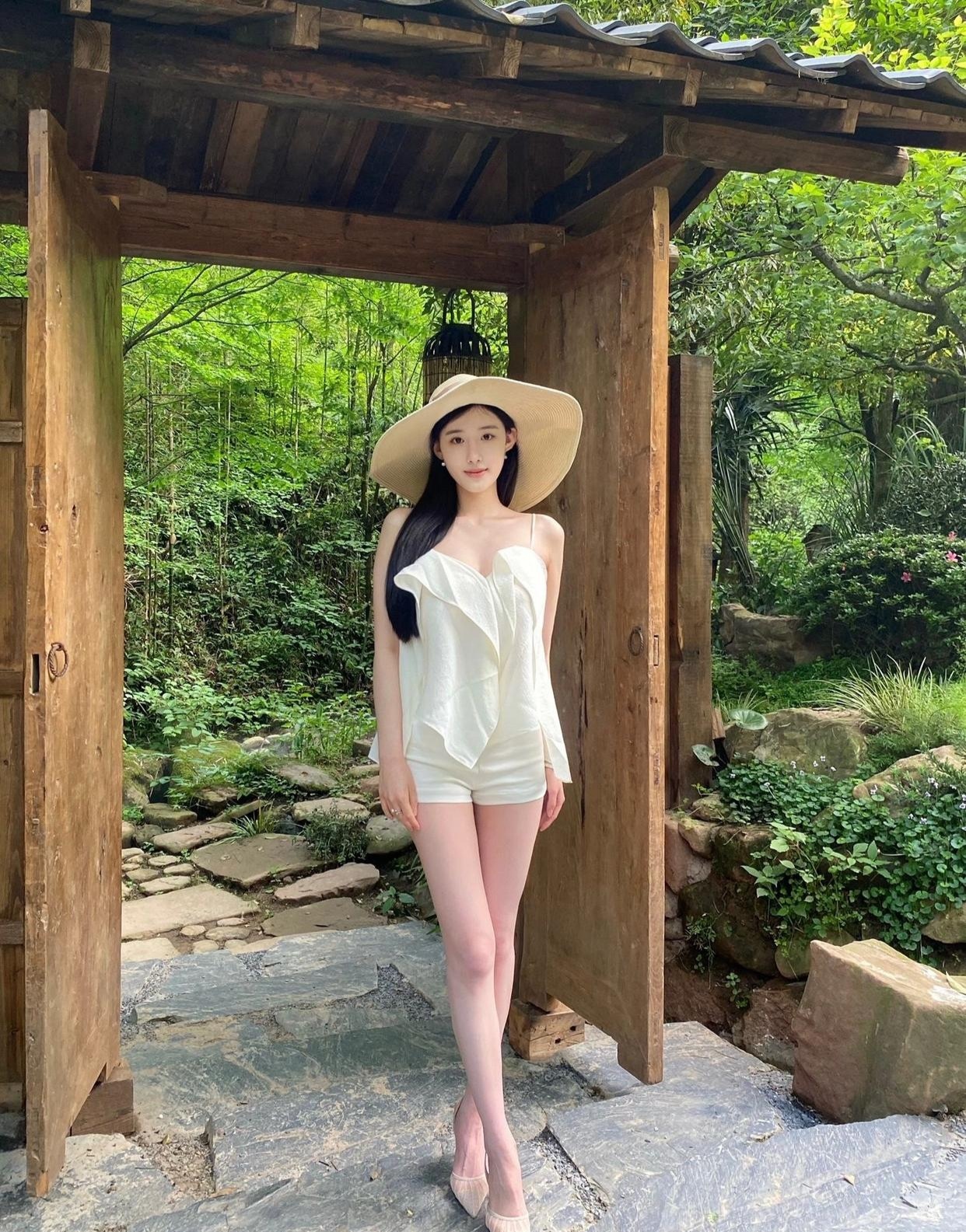 山里的环境优美，空气清新，整个人心旷神怡，神清气爽
