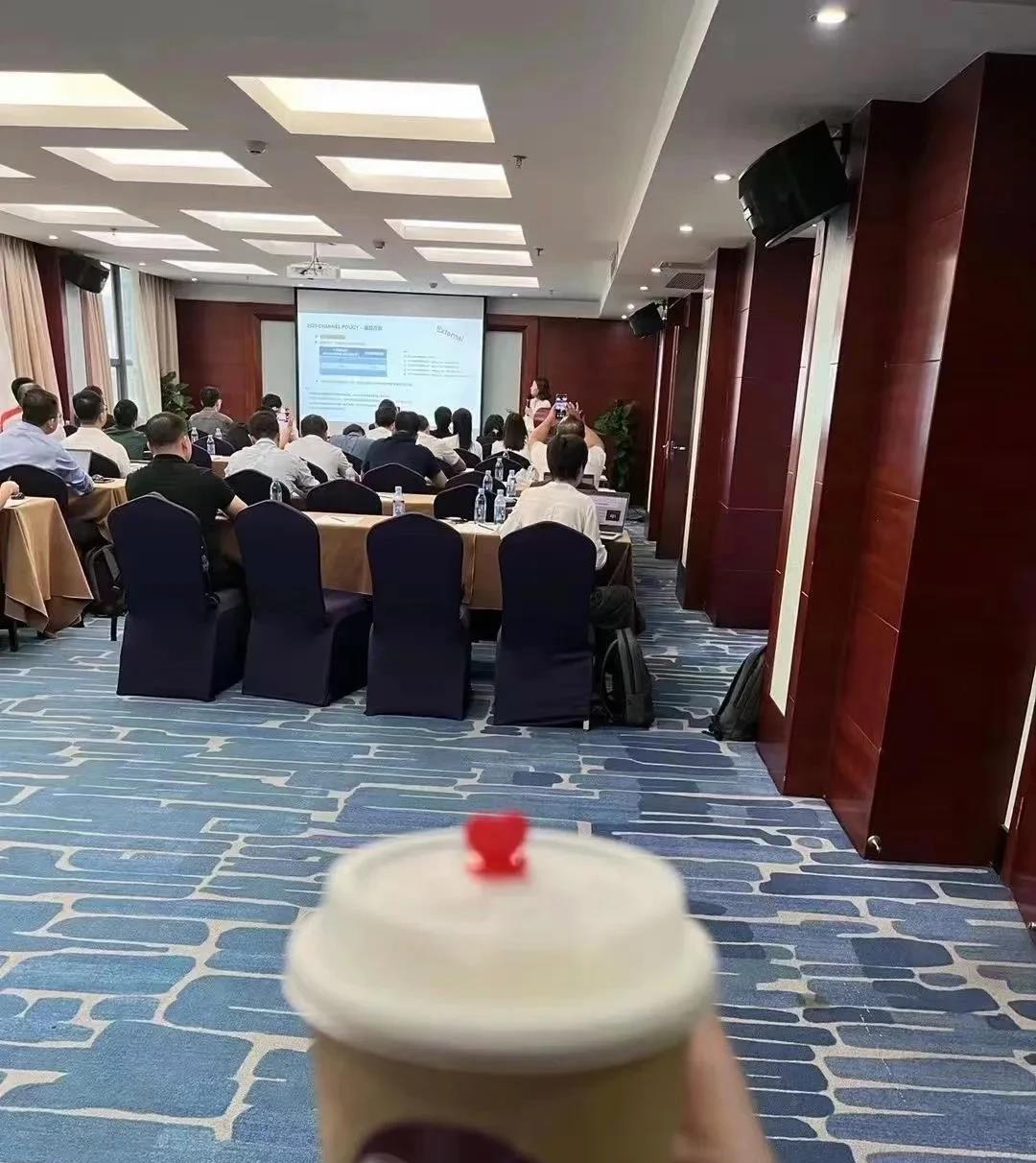 为什么国有企业基本上只进行校园招聘，而不进行社会招聘呢？原因如下：
1. 不敢：