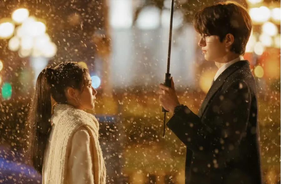 韩国爱情片和超现实片善于营造氛围感、美感和情感线，但《与恶魔有约》与经典韩剧《鬼