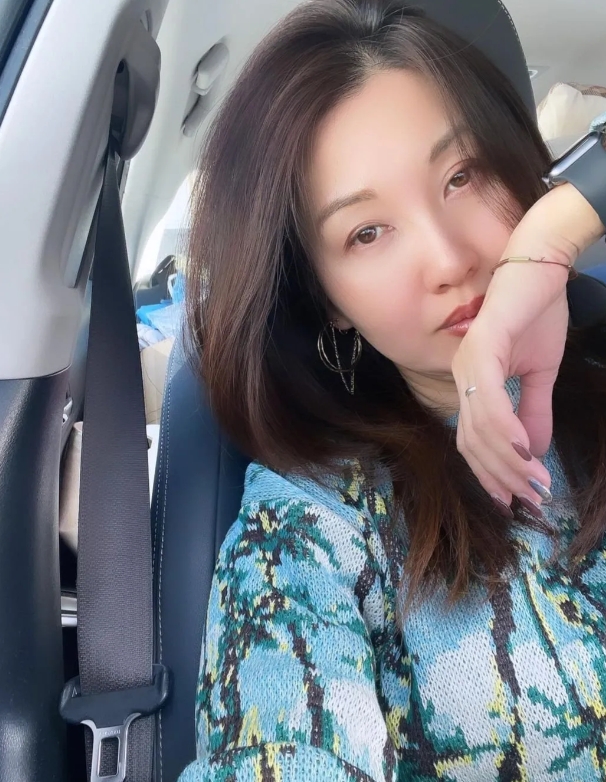 我是一位出生于1983年的女性，现在已经迈入四十岁的大门。回顾过去，我已经走过了