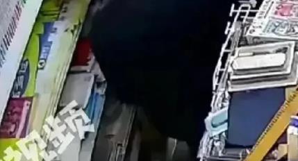 “太变态了！”江苏盐城，女子商场购物时，感到臀部发热，一摸湿了一大片，女子觉得纳