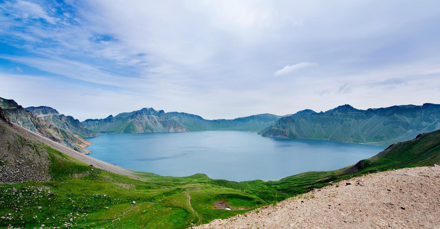【火山要喷发吗？长白山天池冒白烟，什么情况】

近日，有游客在长白山天池进行游玩