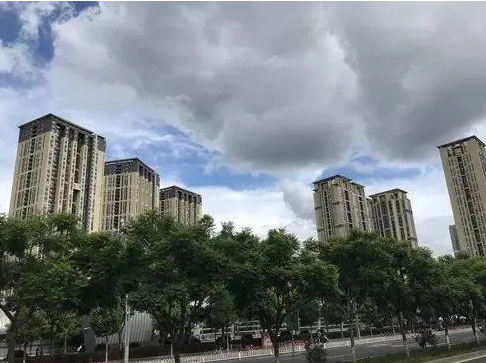人民日报指出，物业费收取困难的原因，或许你没有意识到其中的艰辛。如今，物业公司已