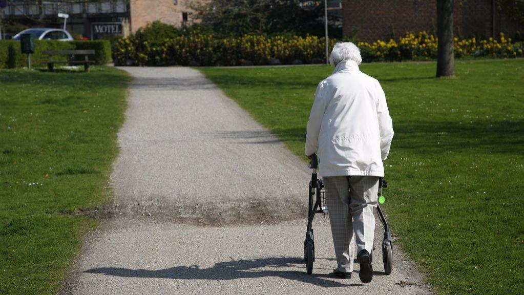 寿命决定期是60岁，不论男女，走路有这6个表现，不想长寿都难