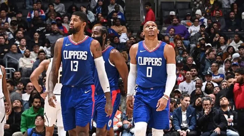 快船交易真是被骗惨了！
在有关于哈登的交易当中，快船送走了巴图姆、考文顿、小莫里