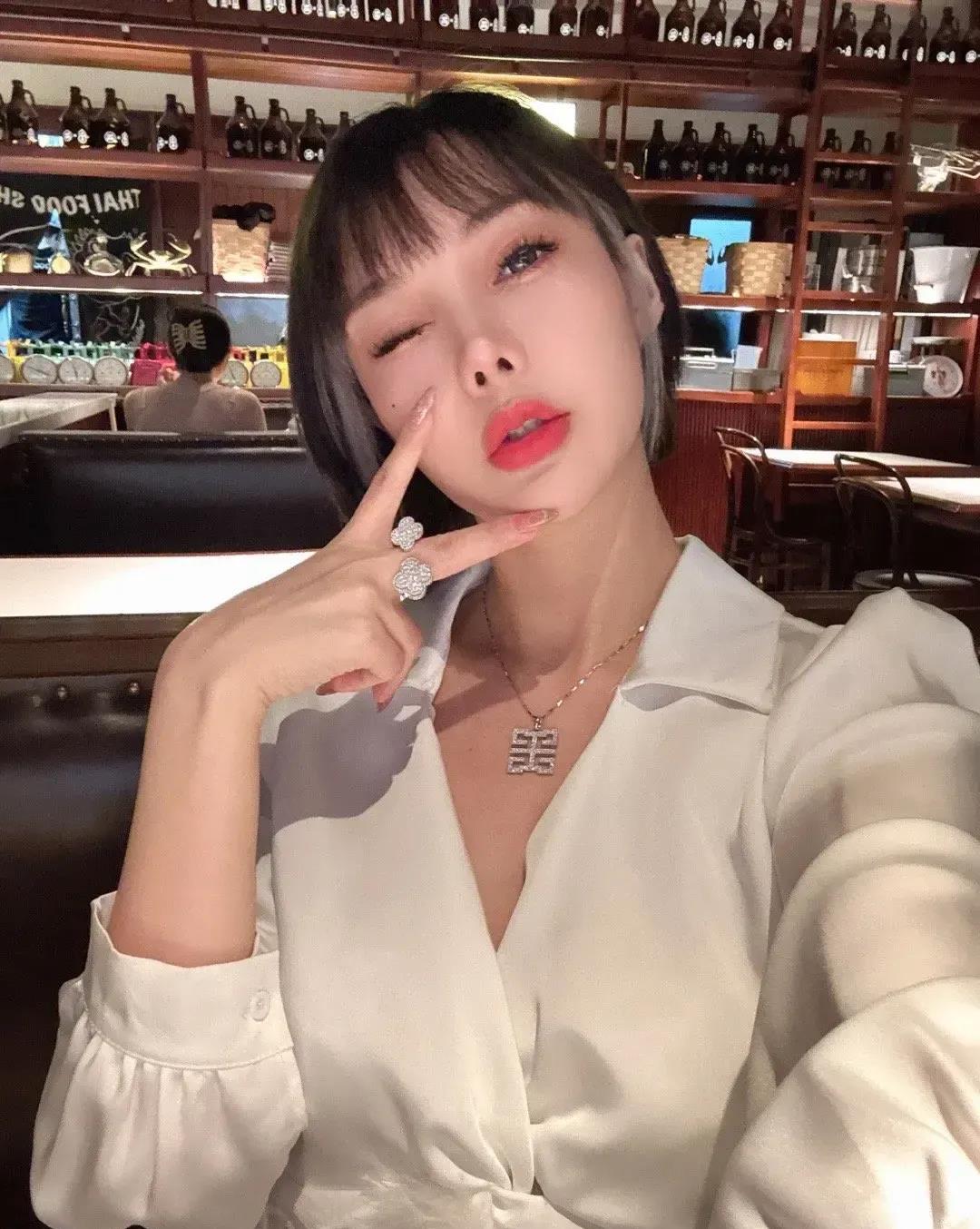 郭美美又炫富了！10月23日，郭美美高调晒出新发型后的自己，其特意将手上两个大钻