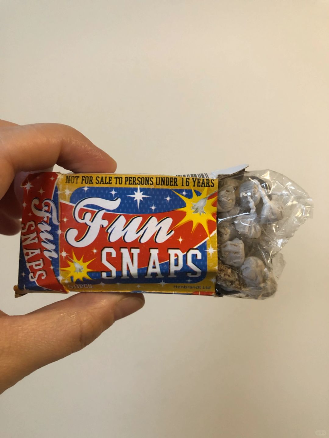 摔炮！亚马逊买的，还很便宜哦
小时候玩的，多少年没想过这玩意儿竟然在英国买来玩