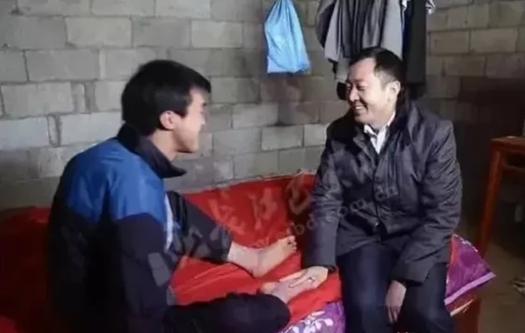 一个县委书记曾去看望一个没有双手的残疾人，残疾人坐在坑上，这位县委书也坐到坑上，