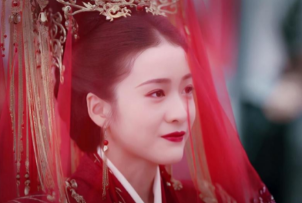 古代，有个小偷，听说一家人成亲，他就偷偷藏到新婚夫妻的床下。晚上，新郎入洞房，他