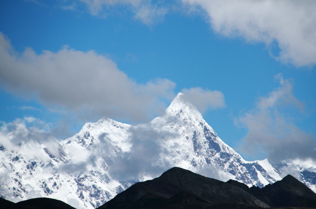 同事问我国庆节想去哪里。我想去西藏看雪山，我想去天山看如镜般的天池，我想去海南岛