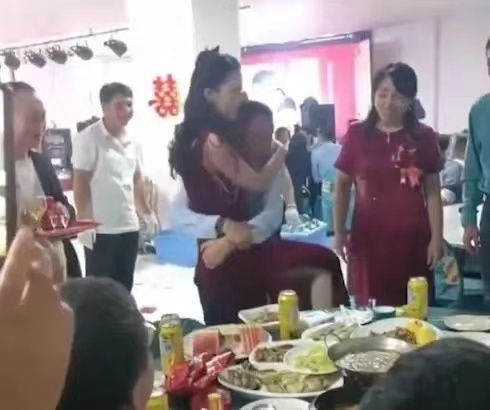 "在婚礼现场，男子因为喝酒过多，在众人面前搂抱儿媳妇，引起了一阵骚动。儿媳妇穿着