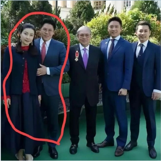 笑死了！霍启刚的这个炫妻拍照站位 ​​​