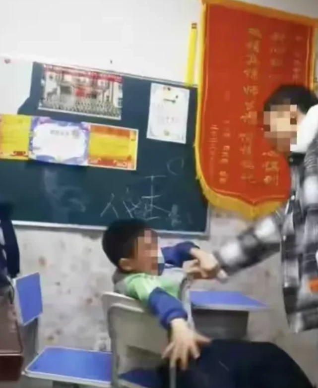 内蒙古赤峰，男孩在托班不听话，老师接到电话，跑到托班二话不说，将男孩打了一顿，打