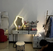 隔壁邻居已经在家玩了六年了，她突然就去上班了，我就很好奇，我问她找的什么工作，多