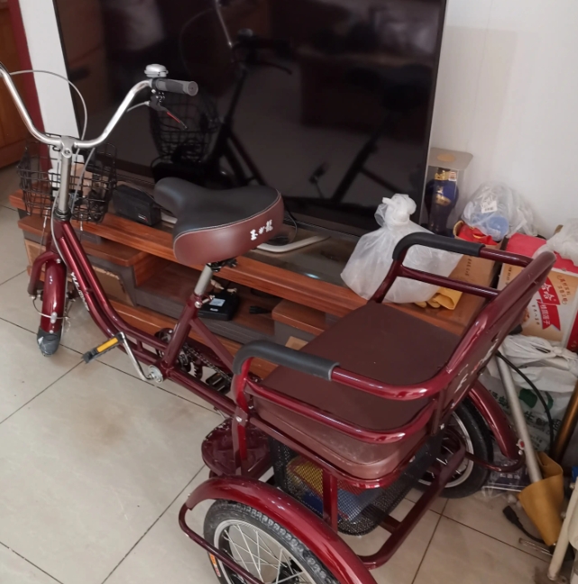 北京电动三轮车被禁了，买辆脚踏三轮车带老妈去透析，近七十岁的老人拉一个近九十岁的