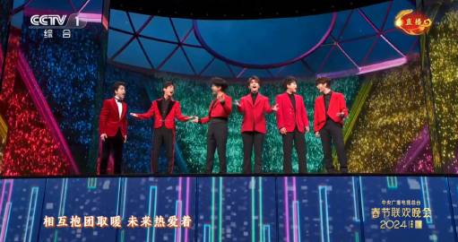 #春晚段子大考##春晚# 说好的互相抱团取暖，你们约好了一起穿黑衬衣，为啥不告诉