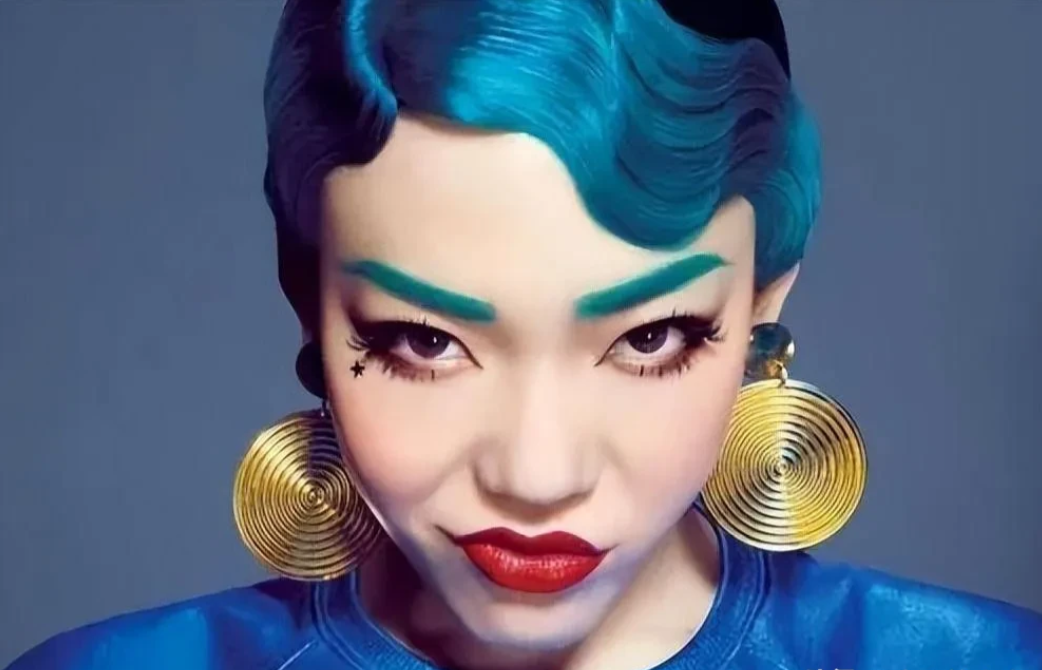 吴莫愁，曝出大瓜！
11月24日，歌手吴莫愁突然冲上热搜，不过这一次不是因为她不