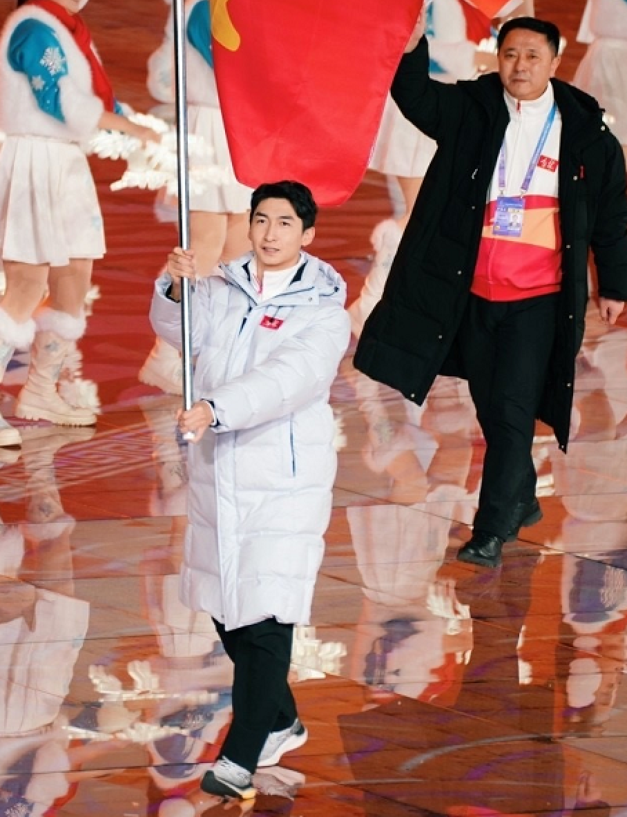 现场欢呼！高亭宇担任旗手，武大靖人气极高，
全国冬运会开幕式进行，与此前的冬运会