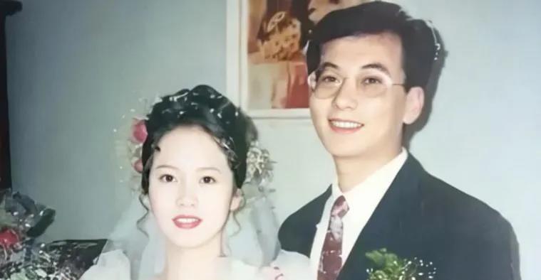 这是1994年我父母的结婚照。当时，我爸爸在财政局工作，而妈妈是医院的一名护士。