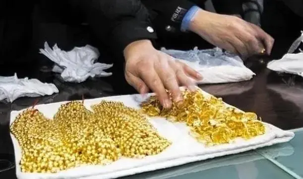 长春一对拾荒夫妇，在工作时无意间发现两个小木盒，拎起来沉甸甸的，打开一看吓得呆住