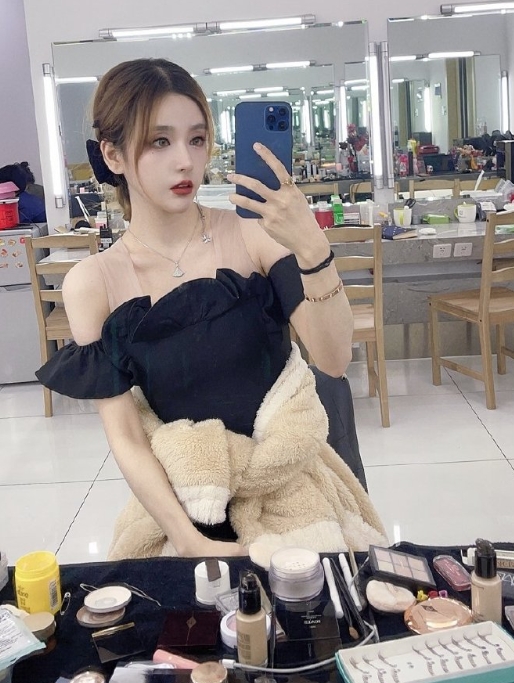 如果LPL上出现了一位女选手，能带来多少热度？

颜值的话，大概能有rita百分