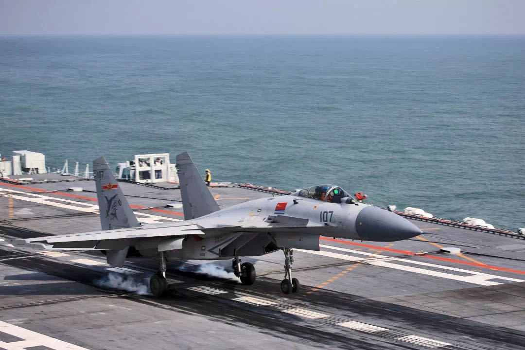 外机闯入中国耀武扬威的日子一去不复返，海军舰载机飞行员讲述驱逐外机的过程。一次舰