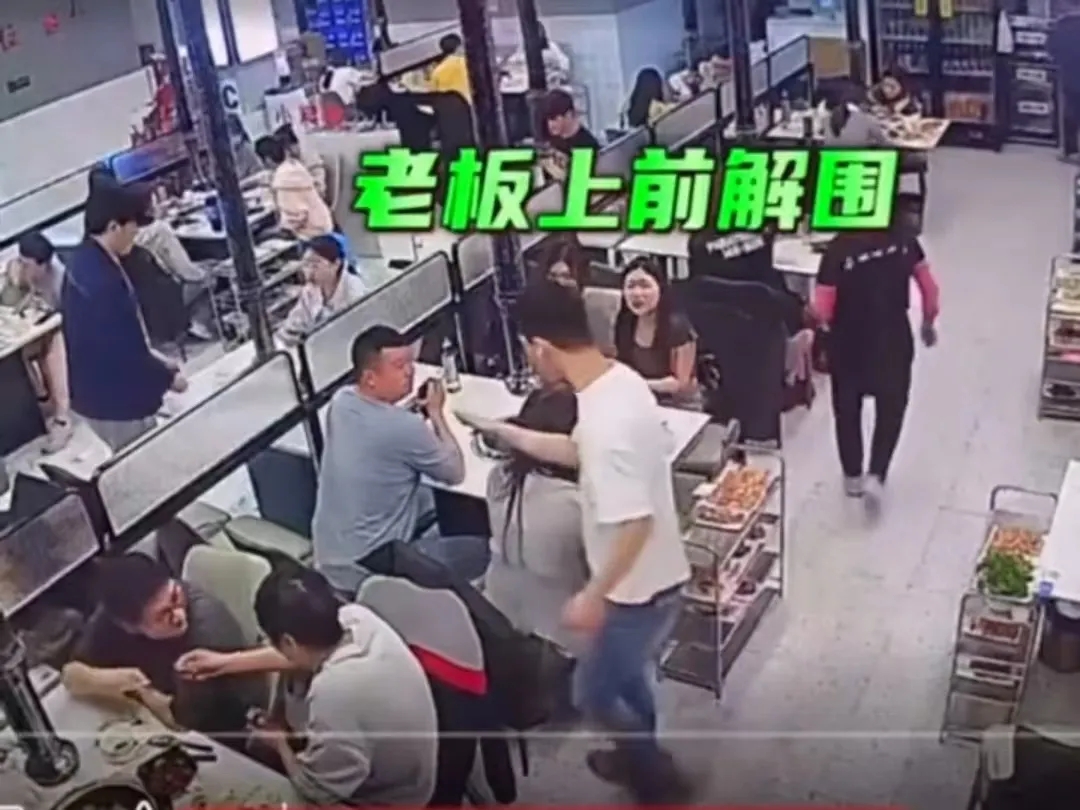 “太嚣张了”！江苏南京，李女士与2个朋友在餐厅吃饭时，邻桌4名男子轮番上前搭讪，