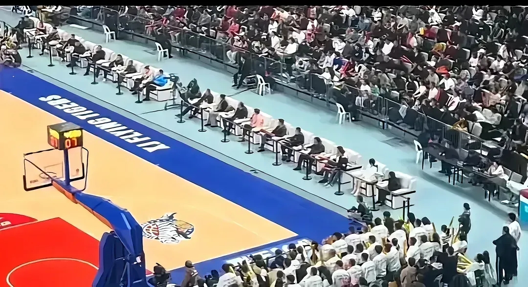 看个球赛都要搞特权，真的是恶心到我了，
NBA赛场也有前排或者包厢之类的，但人家