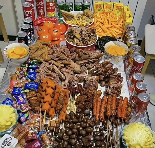 三个朋友同时请你吃饭，你会去哪一家？ ​​​